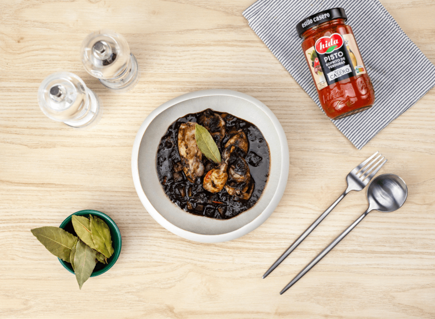 Chipirones en su tinta con pisto, una receta casera y deliciosa