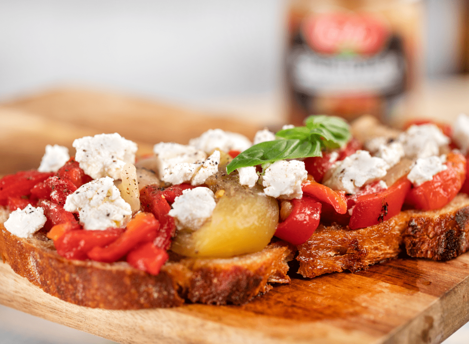 Tosta de masa madre con escalivada y queso de cabra