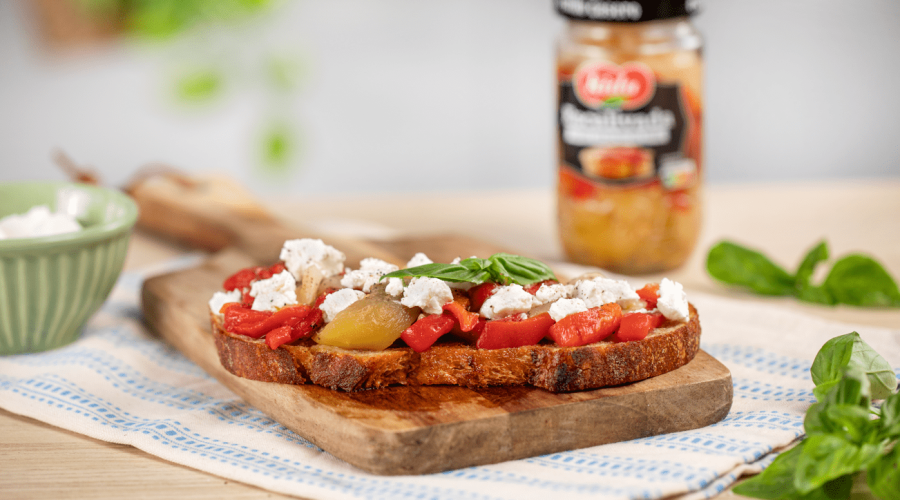Tosta de masa madre con escalivada y queso de cabra