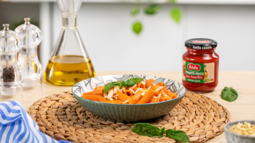 Tortiglioni con salsa cremosa de tomate y almendras