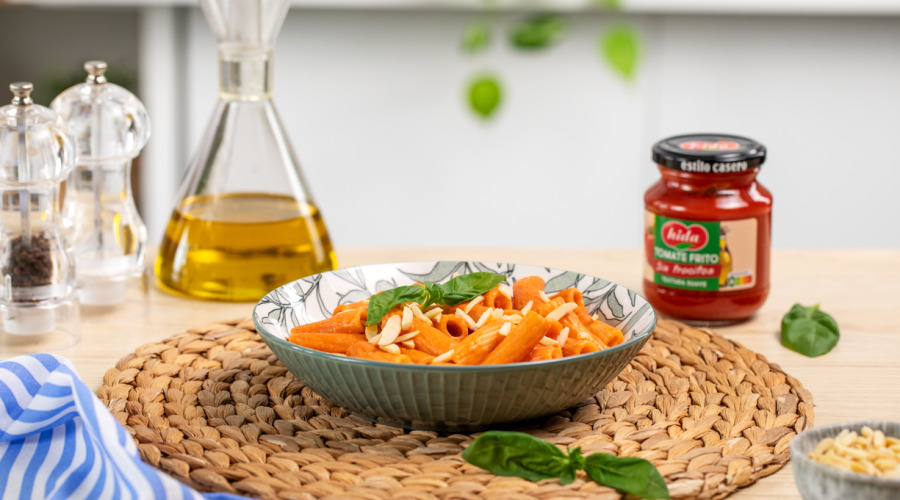 Tortiglioni con salsa cremosa de tomate y almendras