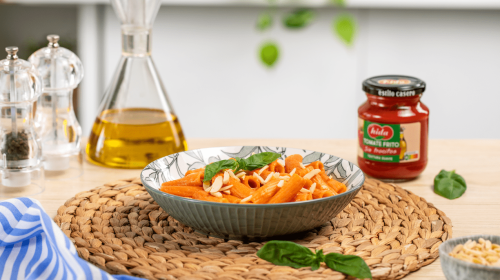 Tortiglioni con salsa cremosa de tomate y almendras