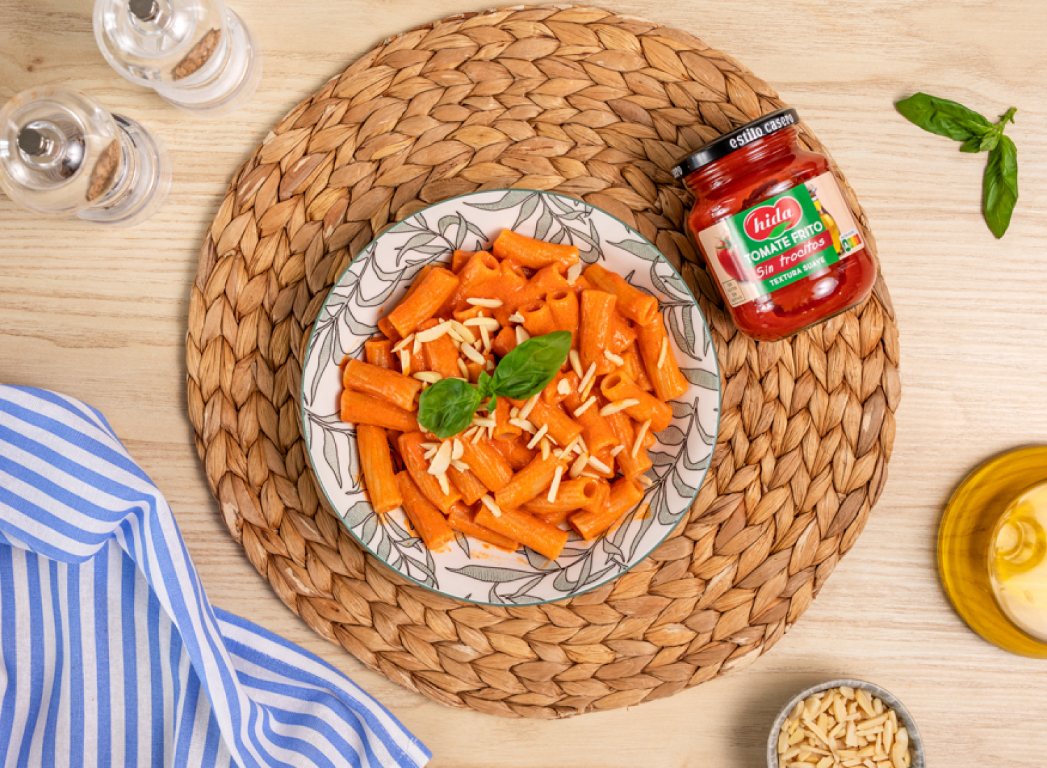 Tortiglioni con salsa cremosa de tomate y almendras