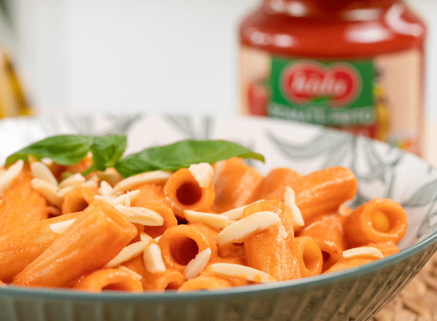 Tortiglioni con salsa cremosa de tomate y almendras