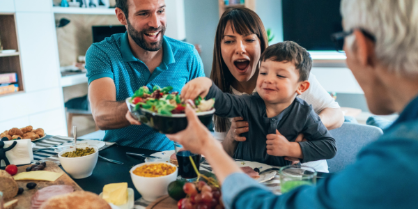 Beneficios de comer en familia para la salud física y emocional