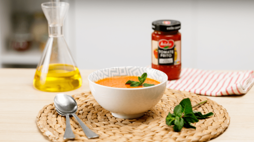 Sopa de tomate y maíz dulce con hierbabuena