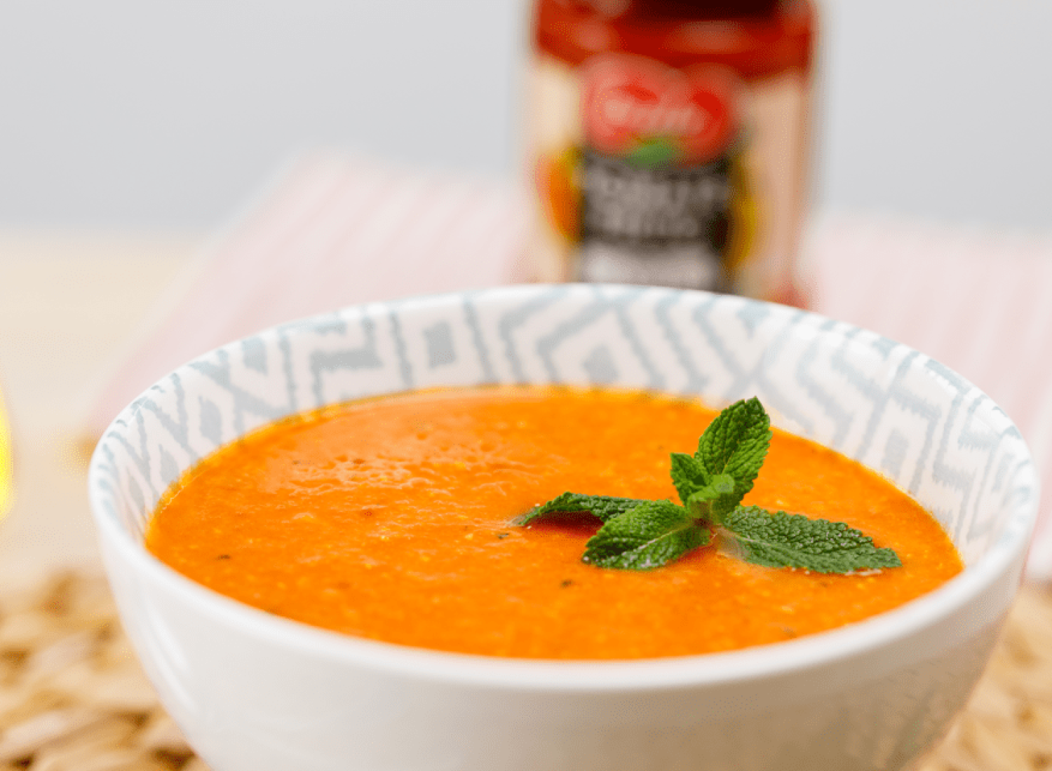 Sopa de tomate y maíz dulce con hierbabuena