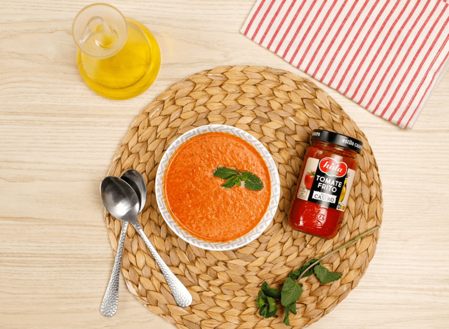 Sopa de tomate y maíz dulce con hierbabuena