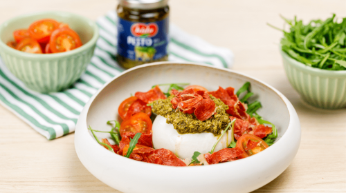 Receta de ensalada de burrata con pesto y crujiente de jamón