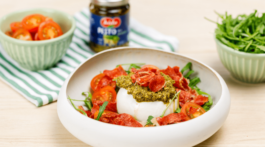 Receta de ensalada de burrata con pesto y crujiente de jamón