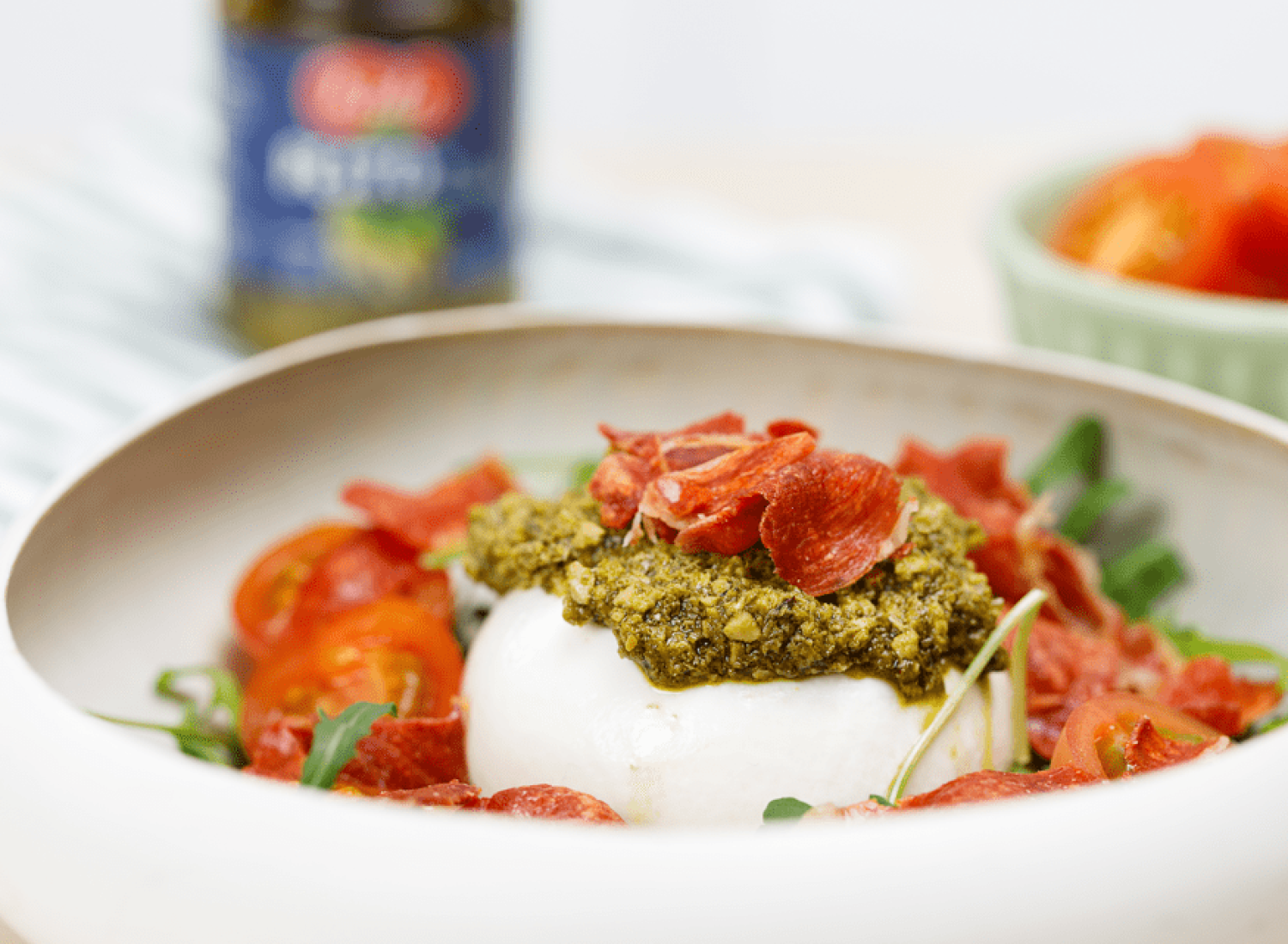 Receta de ensalada de burrata con pesto y crujiente de jamón