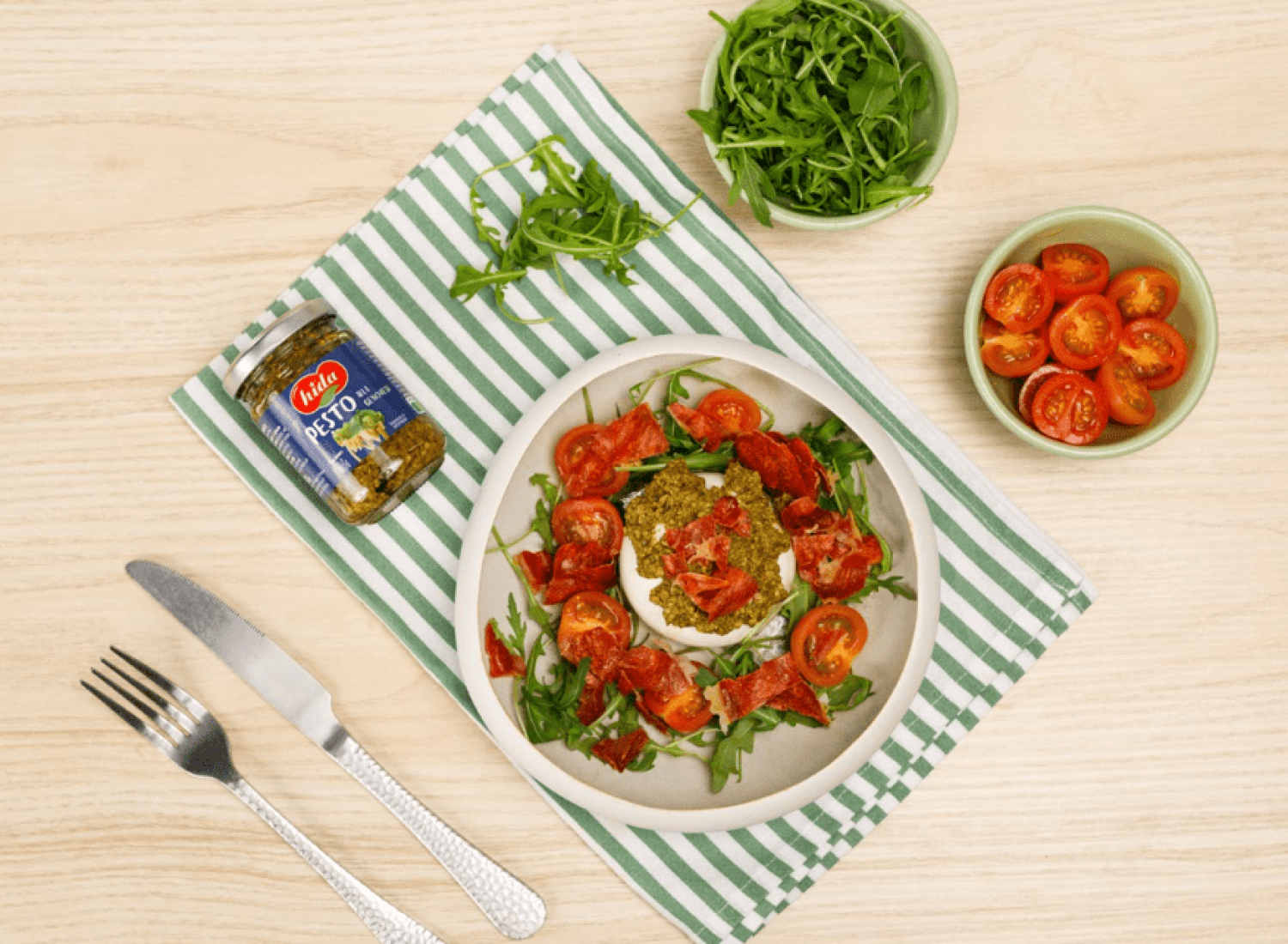 Receta de ensalada de burrata con pesto y crujiente de jamón