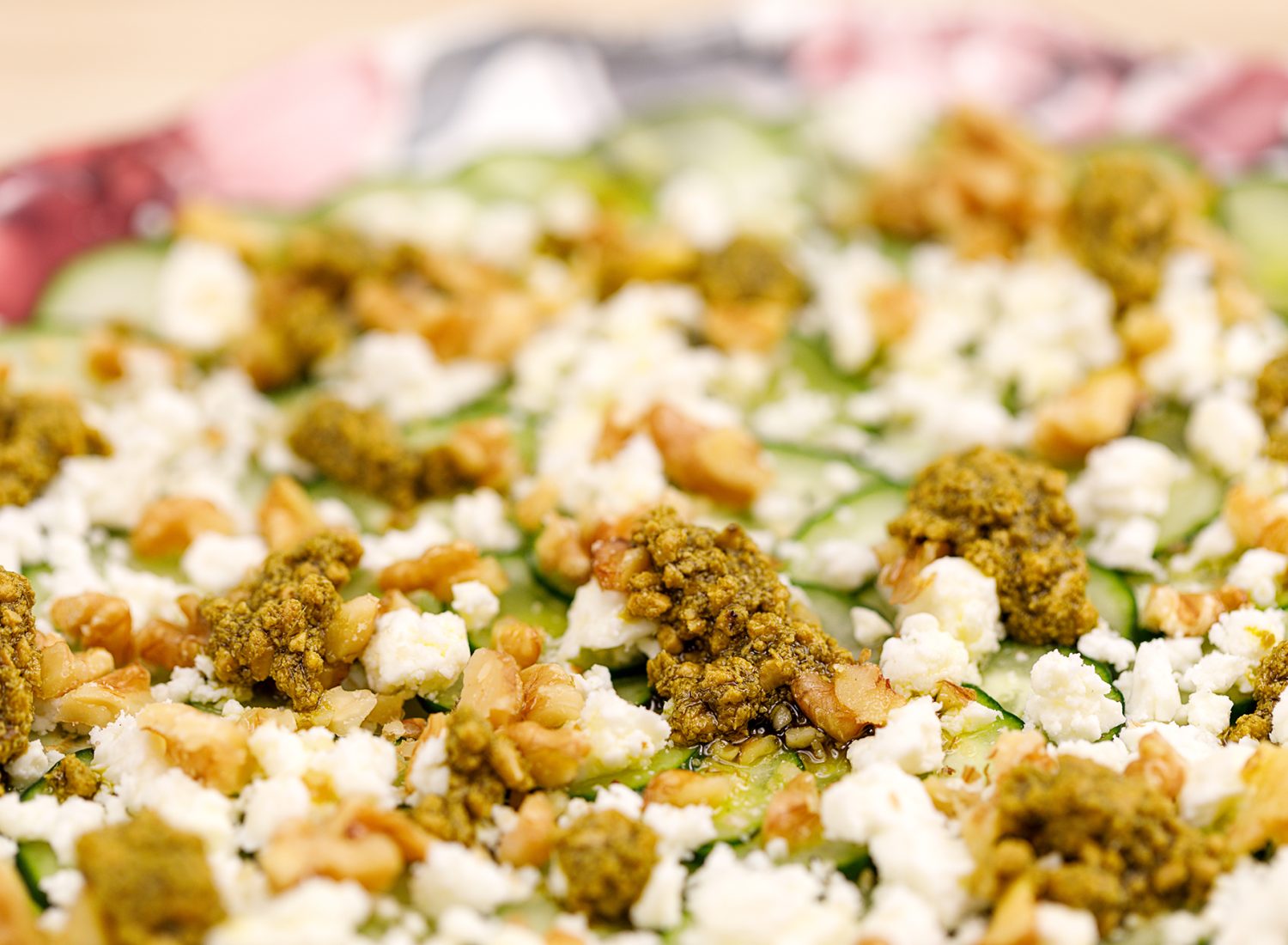 Carpaccio de pepino, pesto y queso feta