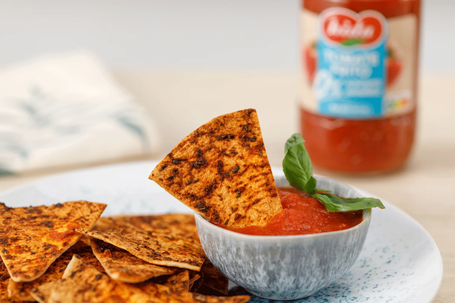 5 recetas de tapas gourmet para convertir tu casa en un restaurante nachos-caseros-tomate-oregano