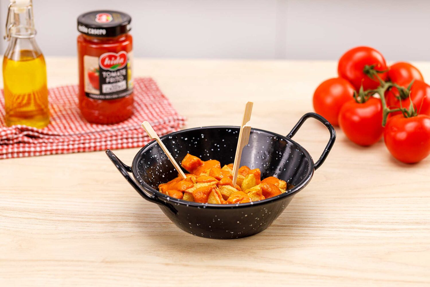 5 recetas de tapas gourmet para convertir tu casa en un restaurante patatas-bravas-caseras